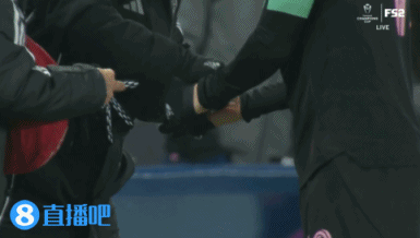 冻麻了🥶梅西到场边让助教塞暖手宝在手套里，当地气温-14℃
