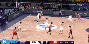 🤩张牙舞爪！曾凡博半场5中3得8分1板2助2断 4次大火锅看嗨全场