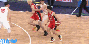 🤩张牙舞爪！曾凡博半场5中3得8分1板2助2断 4次大火锅看嗨全场