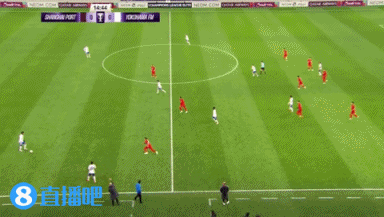 有、离谱…海港前场抢断横滨后卫滑倒，维塔尔抽射偏出一个球门