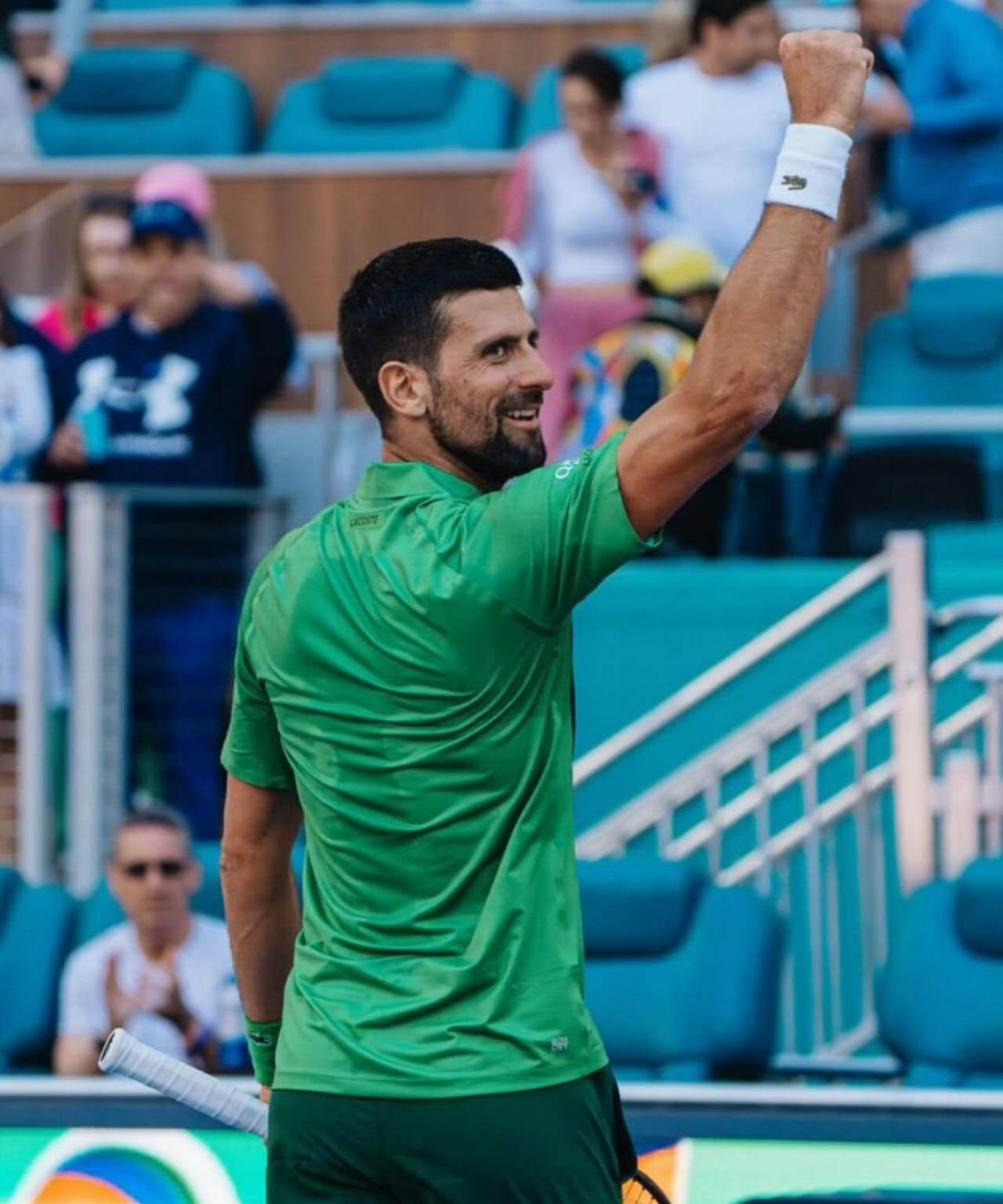 横扫晋级决赛，德约调侃当伊斯内尔的感觉不错，决赛战捷克小迷弟