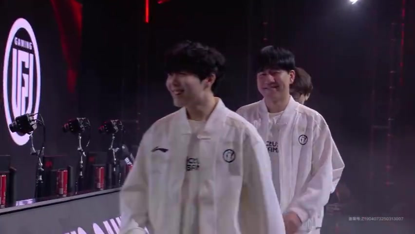 iG赛事语音：赛前粉丝对Rookie大喊，姿态很想你！