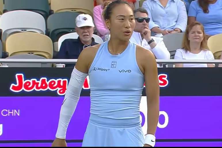 中国一姐险胜！郑钦文晋级8强创1项纪录，获19万奖金，PK一大克星