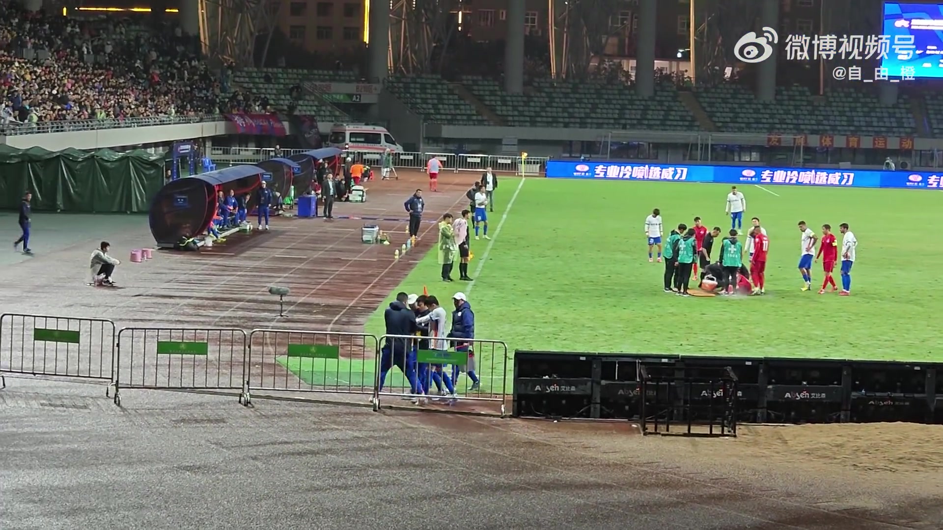 但愿无碍！泰山球员王彤被救护车送往医院检查