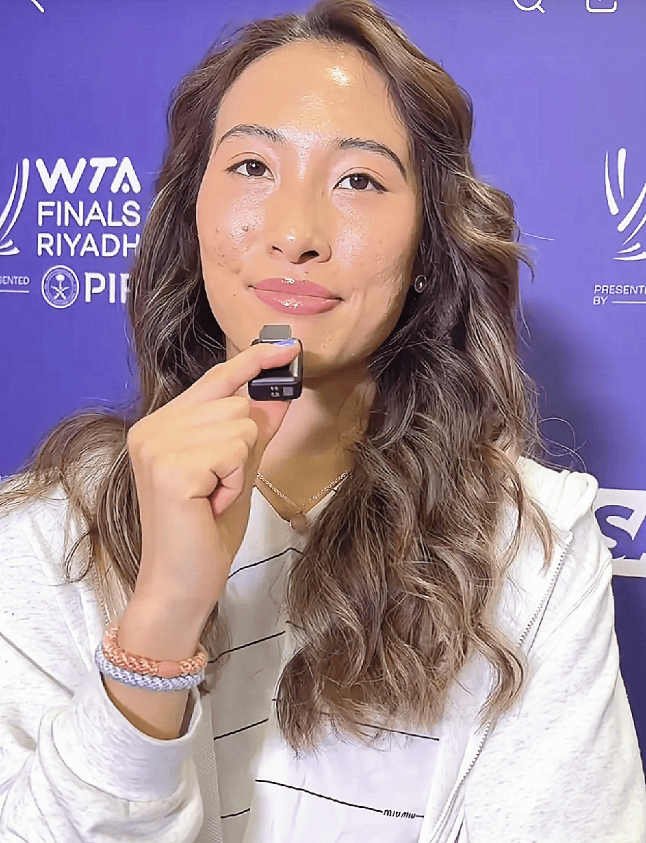 郑钦文惨败原因出炉！承认并非伤病，心理波动是主因，发球太低效