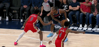 球脸一体？小卡被布鲁克斯大巴掌扇到脸上 裁判近在咫尺无动于衷