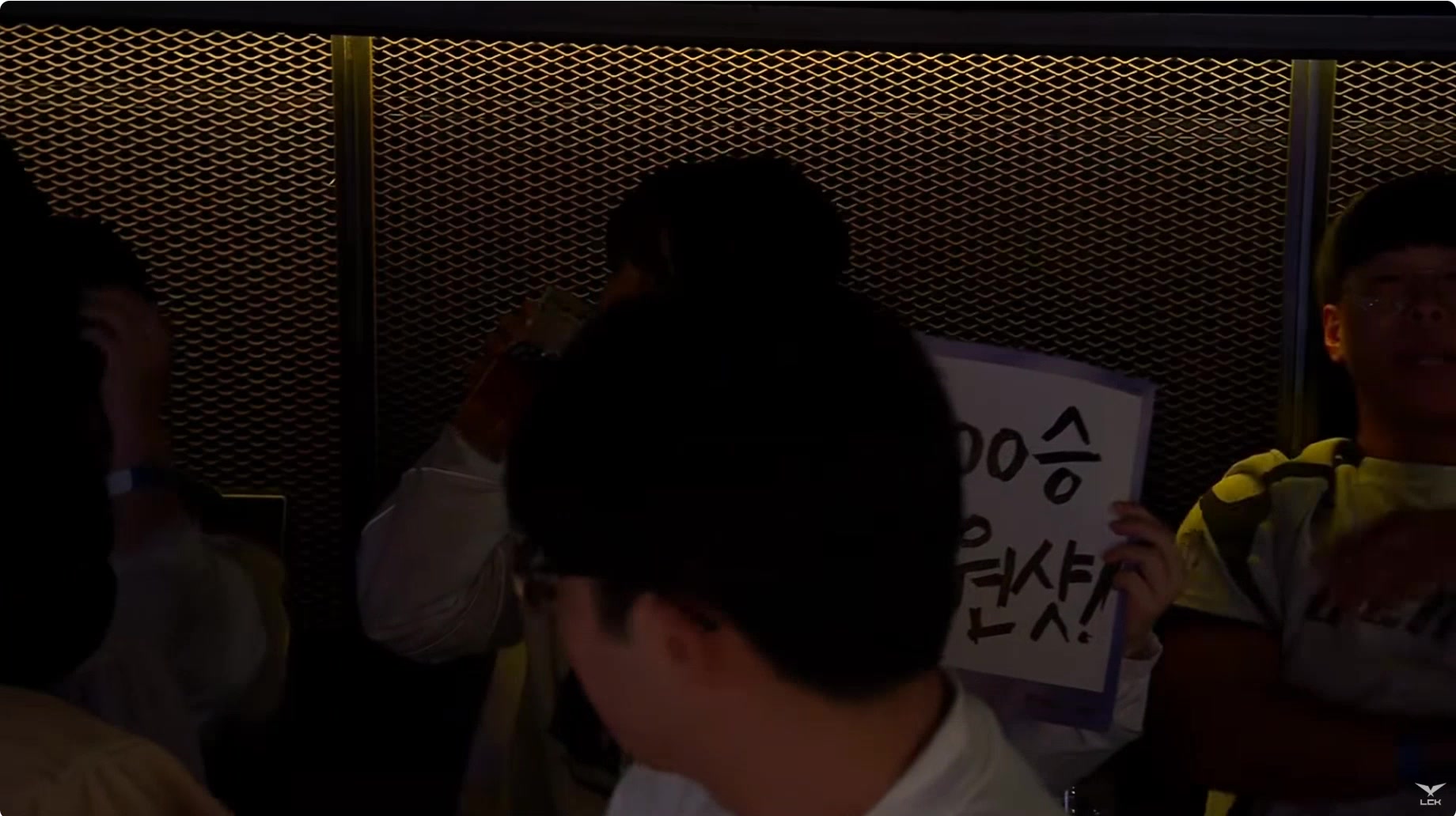 豪爽!Kiin漂亮女粉为庆祝选手400胜 镜头下现场吹瓶啤酒