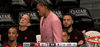 骚里骚气！因手臂伤势缺席比赛的巴恩斯一身粉色西装坐在替补席