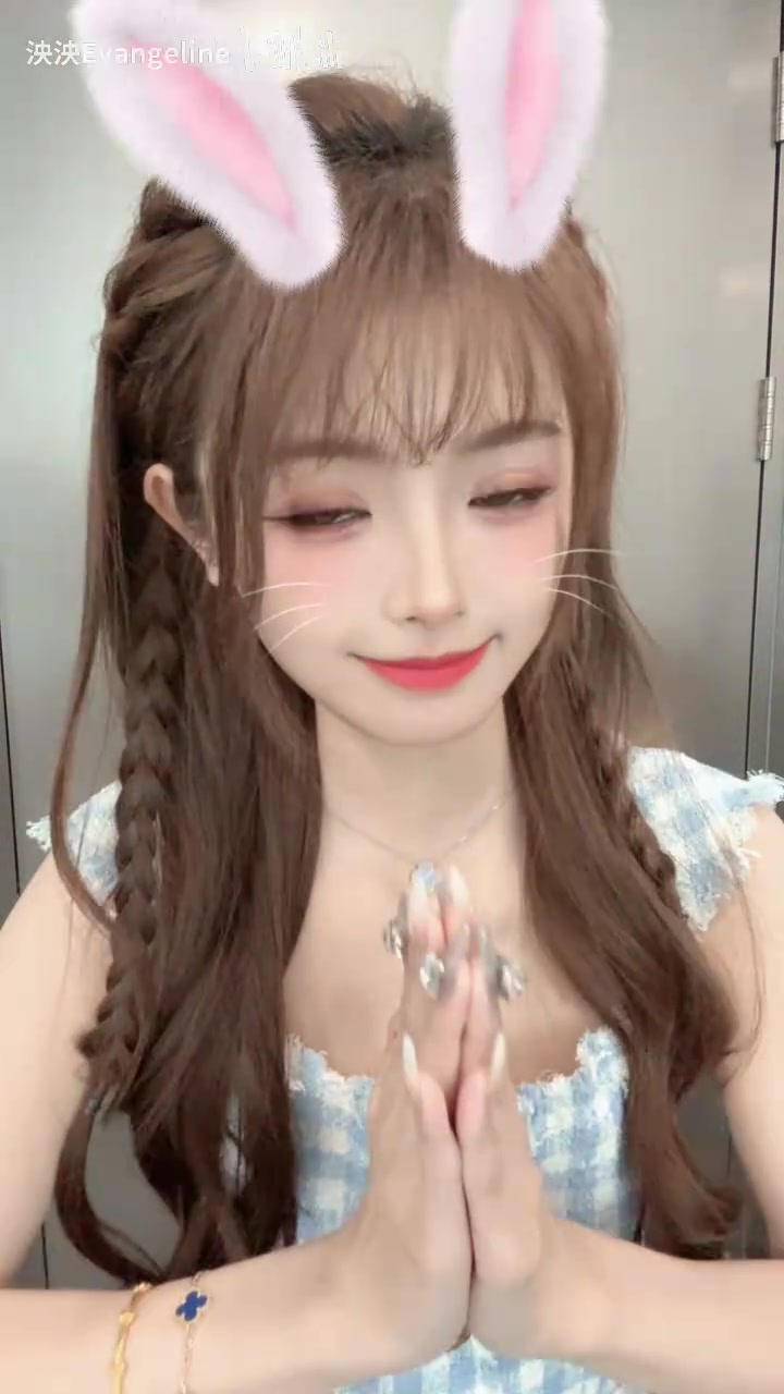 互动女主持人泱泱分享跳舞视频：丘比特拜托拜托😍