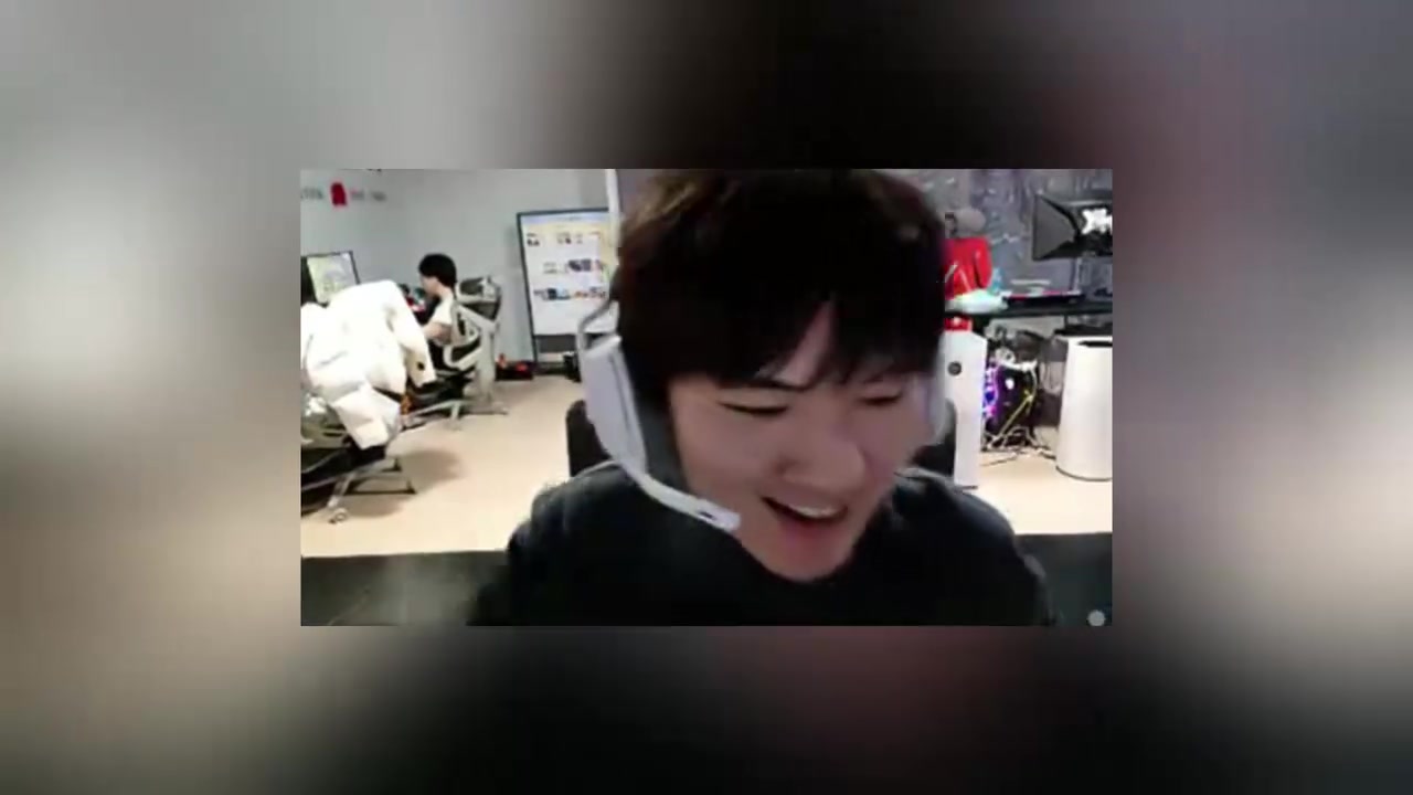 重赛重赛😆JKL韩服遇Deft多次被单杀：不公平 他多个屏障！