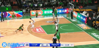 风靡全球啊💣️奥利弗飙进3分 往观众席“扔雷”庆祝模仿莫兰特