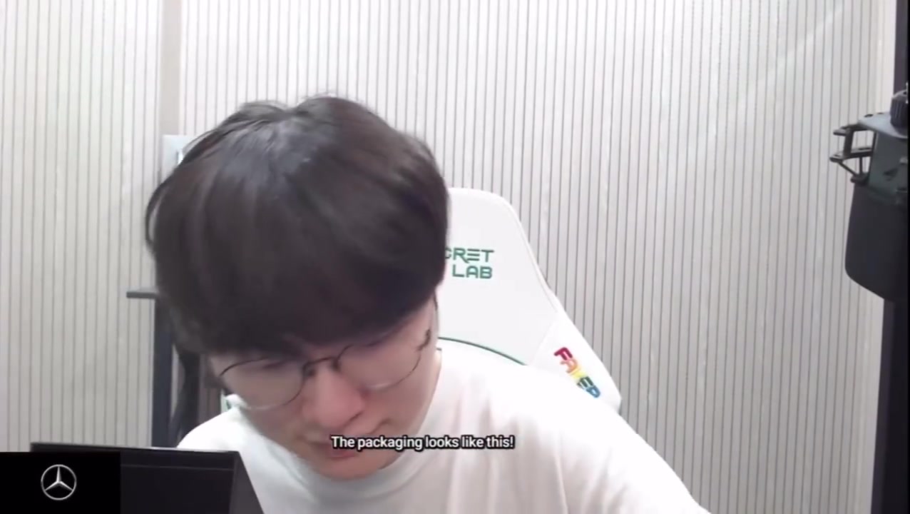 Faker给大家看纪念币实物：这是前面，是坐在王座上的样子，后面有星星