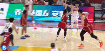 真正的“钉板”大帽！徐昕篮下强攻 法耶身后大帽将球摁篮脖子上