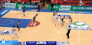 失误不断！纳纳利踩线失误 随后广厦又被防成24秒违例