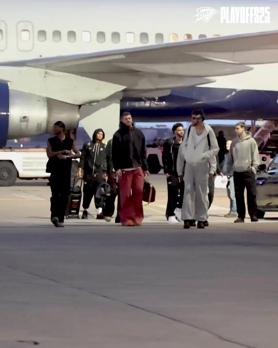 雷霆4-0横扫晋级西部半决赛！俄克拉荷马球迷深夜热情接机