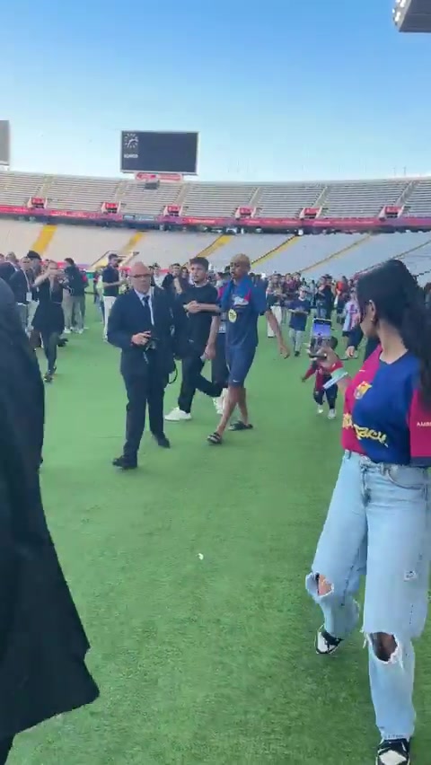 季马尔追了半天🤣亚马尔没注意弟弟在后面追他，弟弟差点哭出来