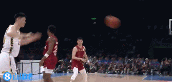 状态炸裂！巴里-布朗首节11中7高效拿下15分2板2助 打进压哨抛投