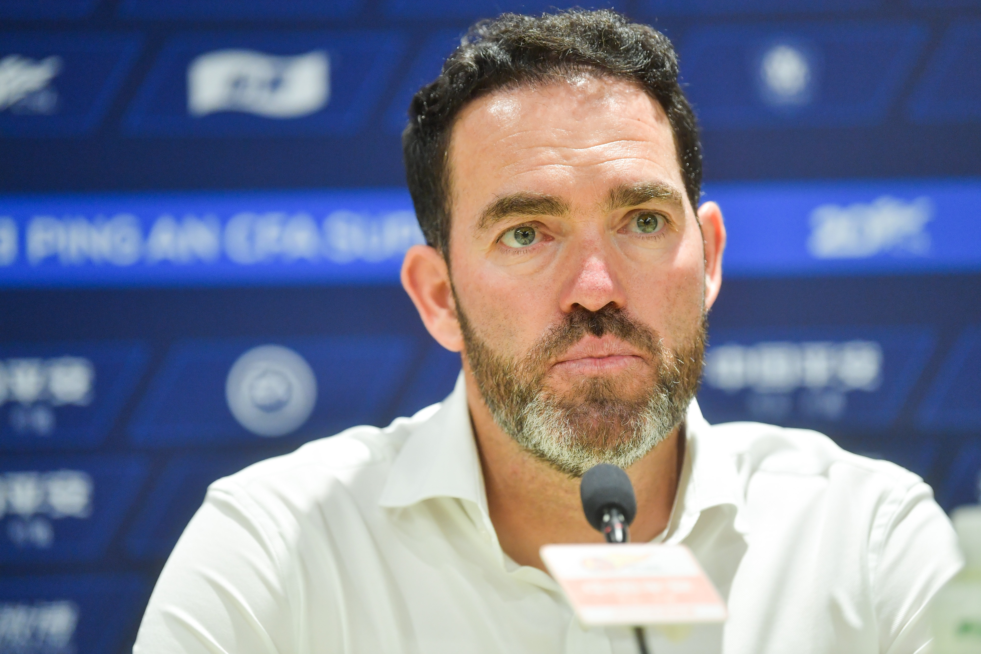 足球报谈亚泰：苏亚雷斯没牌可打，只能靠训练破困局