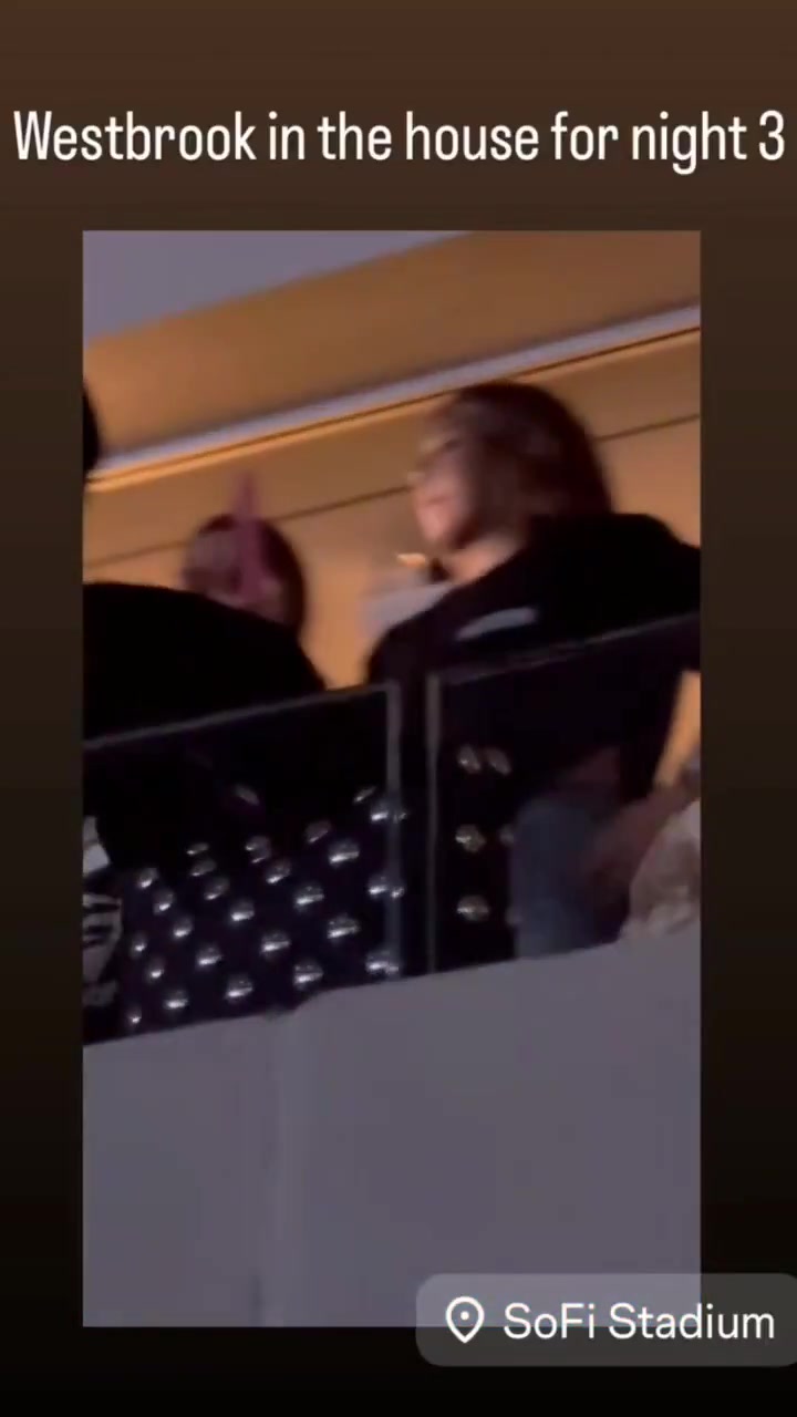 享受休赛期🌊威少现身说唱歌手演唱会 心情不错满脸笑容